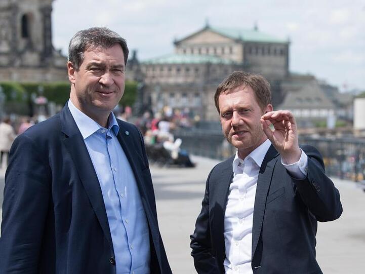 Michael Kretschmer (CDU, r) Markus Söder (CSU) stehen nebeneinander. Foto: Sebastian Kahnert/dpa-Zentralbild/dpa/Archivbild