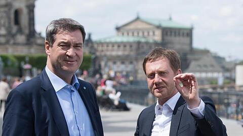 Michael Kretschmer (CDU, r) Markus Söder (CSU) stehen nebeneinander. Foto: Sebastian Kahnert/dpa-Zentralbild/dpa/Archivbild