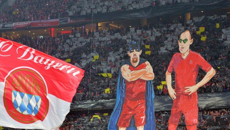 Franck Ribery als "Batman" (l) und Arjen Robben als "Robin" als überdimensionale Figuren vor dem Fanblock des FC Bayern München. Foto: Peter Kneffel/Archivbild Franck Ribery als "Batman" (l) und Arjen Robben als "Robin" als überdimensionale Figuren vor dem Fanblock des FC Bayern München. Foto: Peter Kneffel/Archivbild