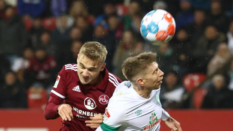 Der Nürnberger Tim Handwerker (l) kämpft mit dem Bremer Mitchell Weiser um den Ball.