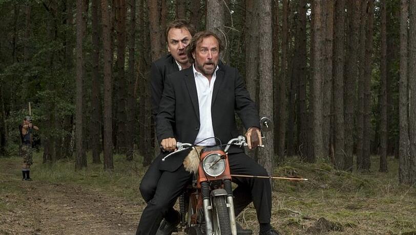 "25 km/h": Georg (Bjarne Mädel, v.) und Christian (Lars Eidinger) müssen flüchten.
