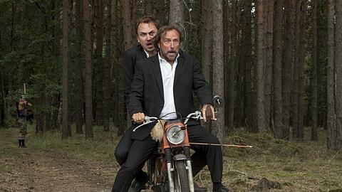 "25 km/h": Georg (Bjarne Mädel, v.) und Christian (Lars Eidinger) müssen flüchten.