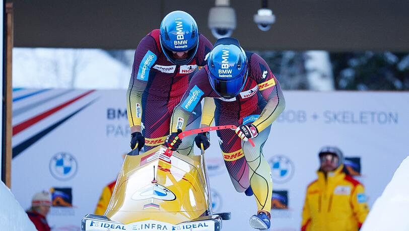 Francesco Friedrich (vorne) und Thorsten Margis beim Zweierbob-Weltcuprennen am Start.