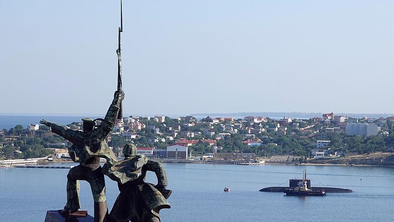 Russland annektierte die ukrainische Halbinsel Krim bereits im Jahr 2014 - im Bild zu sehen die Hafenstadt Sewastopol hinter dem sowjetischen Denkmal "Soldat und Seemann" (Archivbild).