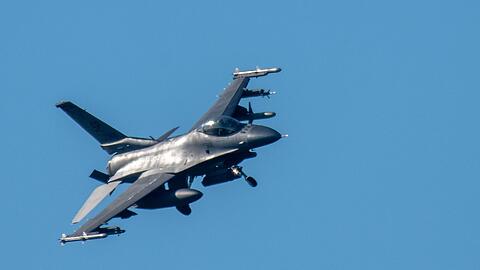 Ein Kampfflugzeug vom Typ F-16 Fighting Falcon hat zum Landen auf dem US-Militärflugplatz Spangdahlem das Fahrwerk ausgefahren.