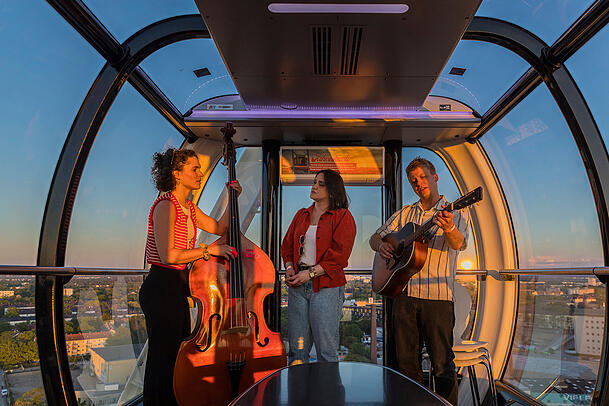 Von Klassik über Rock und Pop bis zum ersten Jodel-Versuch: Am Abend des 9. Mai wird auch an ungewöhnlichen Schauplätzen musiziert, wie zum Beispiel im Riesenrad Umadum im Werksviertel. Von Klassik über Rock und Pop bis zum ersten Jodel-Versuch: Am Abend des 9. Mai wird auch an ungewöhnlichen Schauplätzen musiziert, wie zum Beispiel im Riesenrad Umadum im Werksviertel.