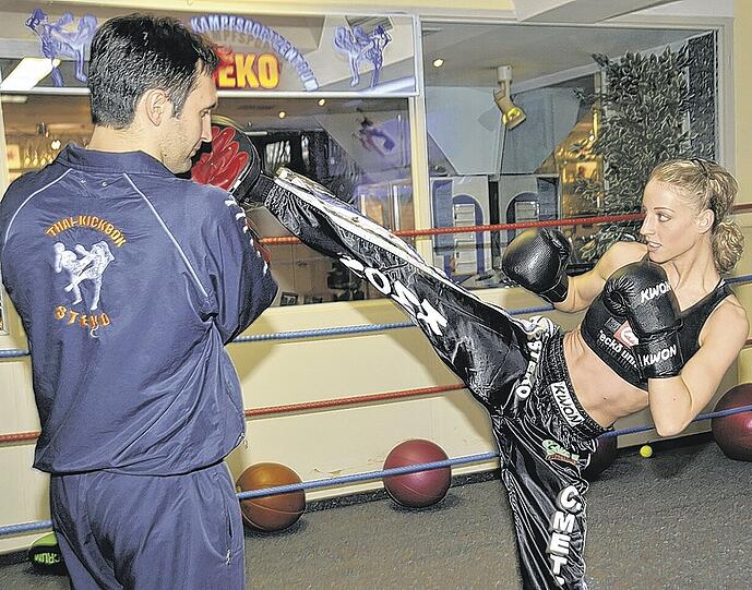 Am Samstag will sie im Zenith ihren EM-Titel verteidigen: Die Münchner Kickboxerin Cindy Metz mit Trainer Mladen Steko.