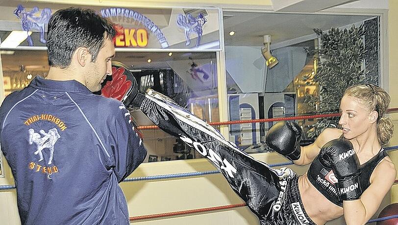 Am Samstag will sie im Zenith ihren EM-Titel verteidigen: Die Münchner Kickboxerin Cindy Metz mit Trainer Mladen Steko.