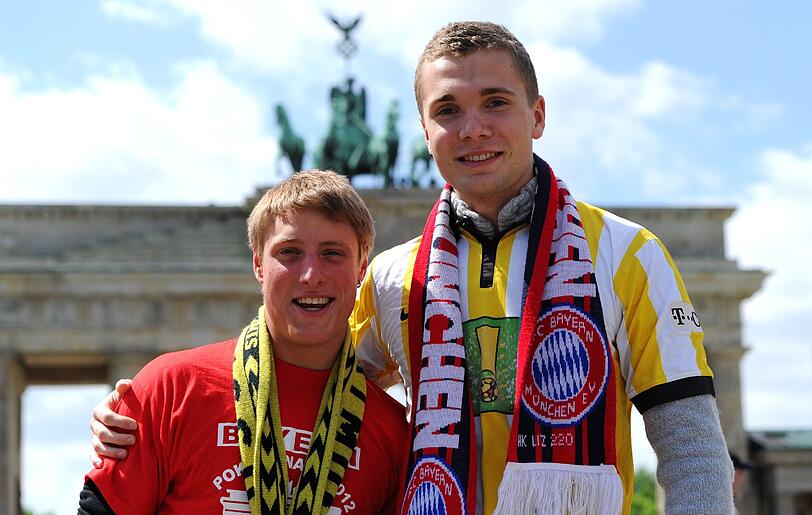 Die Fans genießen das sonnige Wetter in Berlin - und es kribbelt. Mit Hochspannung erwarten sie das Finale gegen die Borussen.