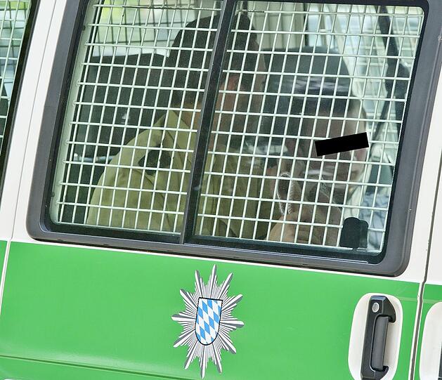 Der damals 14 Jahre alte Schüler (rechts), der am 22. Mai 2012 an der Lindenschule mit einer scharfen Waffe geschossen hat, wird in Memmingen zum Haftprüfungstermin in das Amtsgericht gebracht (Foto vom 23.05.12).