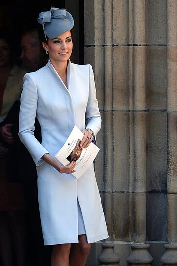 Herzogin Kate in einem eleganten grauen Mantel bei einem offiziellen Anlass