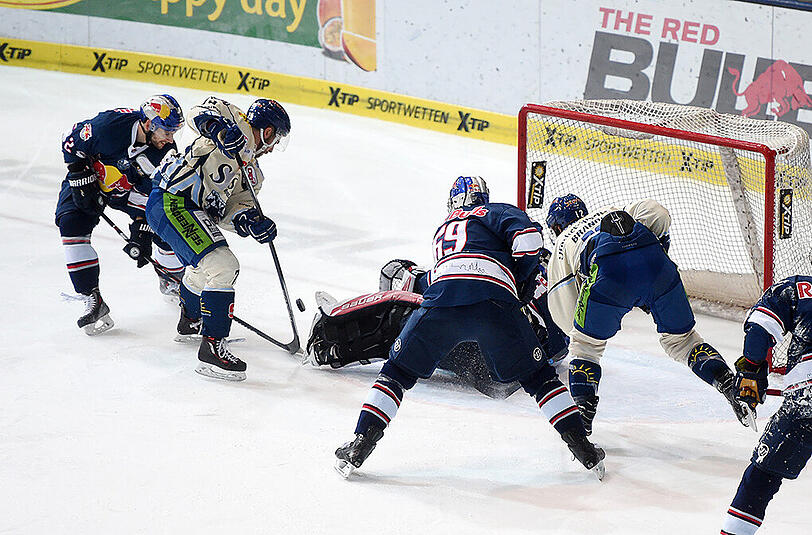 Nach einer dramatischen Partie konnte sich der EHC München mit 2:1 gegen die Straubing Tigers durchsetzen und steht jetzt im Halbfinale der Playoffs.