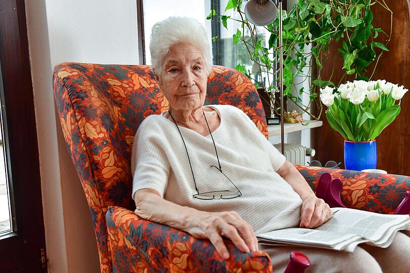 "Ich möchte sterben": Ellen Schwiers daheim am Starnberger See. Sie hat Pflegegrad 4, ist bettlägerig und wird betreut.