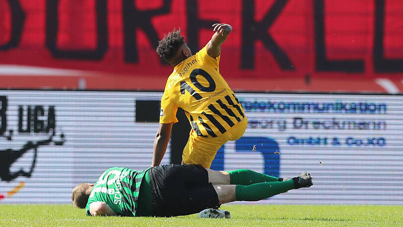 Unglückliche Szene: Preußen-Profi Simon Scherder fiel mit vollem Gewicht auf das Bein des Aspachers.