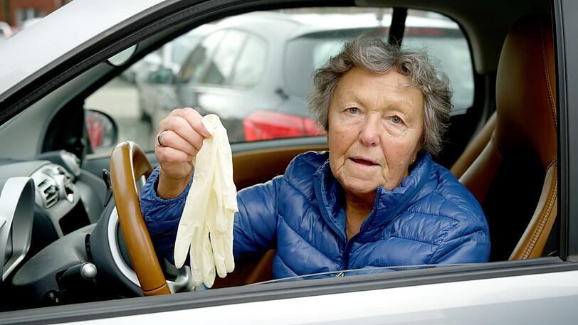 Die Rentnerin Rosmarie Kasper aus Gangelt in Nordrhein-Westfalen hält einen Einweghandschuh in der Hand, mit dem sie sich gegen das Coronavirus schützen will. Aus Gangelt kommt der erste bestätigte Coronavirus-Fall in NRW. Solche Latexhandschuhe können vor einer Infektion schützen helfen.
