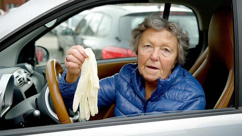 Die Rentnerin Rosmarie Kasper aus Gangelt in Nordrhein-Westfalen hält einen Einweghandschuh in der Hand, mit dem sie sich gegen das Coronavirus schützen will. Aus Gangelt kommt der erste bestätigte Coronavirus-Fall in NRW. Solche Latexhandschuhe können vor einer Infektion schützen helfen. Die Rentnerin Rosmarie Kasper aus Gangelt in Nordrhein-Westfalen hält einen Einweghandschuh in der Hand, mit dem sie sich gegen das Coronavirus schützen will. Aus Gangelt kommt der erste bestätigte Coronavirus-Fall in NRW. Solche Latexhandschuhe können vor einer Infektion schützen helfen.