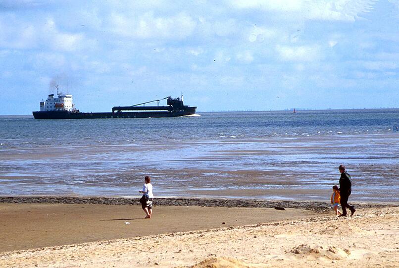 An der Elbemündung bei Cuxhaven kann man den Frachtschiffen zuschauen.