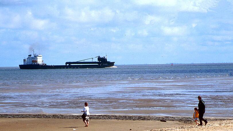 An der Elbemündung bei Cuxhaven kann man den Frachtschiffen zuschauen. An der Elbemündung bei Cuxhaven kann man den Frachtschiffen zuschauen.