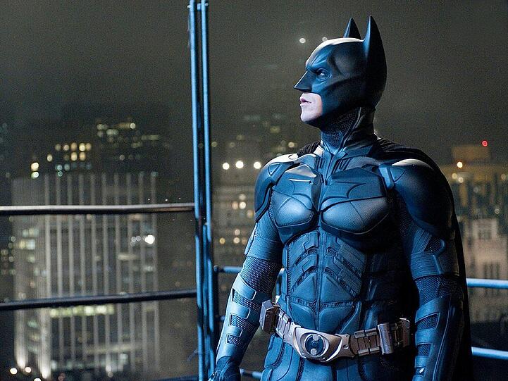 Bruce Wayne alias Batman (Christian Bale) verteidigt bei RTL Gotham City gegen den Terroristen Bane (Tom Hardy)