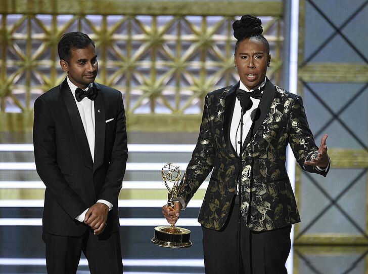 Aziz Ansari (l) und Lena Waithe bekamen die Auszeichnung für das beste Drehbuch für eine Comedy-Serie für "Master of None"