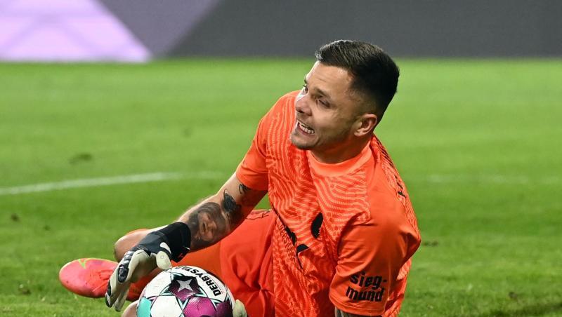 Augsburgs Torwart Rafal Gikiewicz sichert den Ball.
