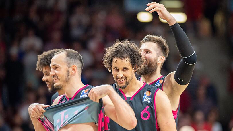 Entscheidung vertagt: Jubel bei den Telekom Baskets Bonn. Entscheidung vertagt: Jubel bei den Telekom Baskets Bonn.