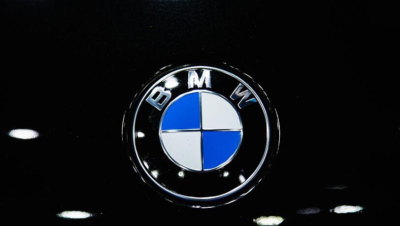 Das Vorgängerlogo von BMW mit einem schwarzen Rand. Das Vorgängerlogo von BMW mit einem schwarzen Rand.