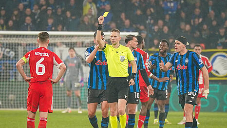 Neben Michael Olise sah auch Joshua Kimmich in Bergamo eine Gelbe Karte wegen Zeitspiels, was ihm eine Sperre einbrachte.