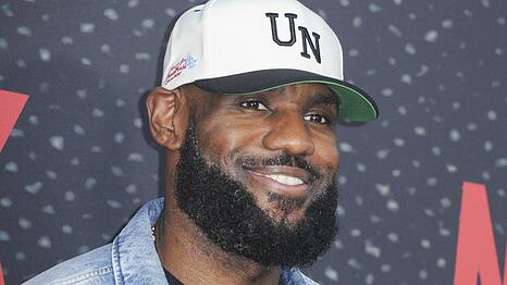 LeBron James ist einer der popul&auml;rsten Basketballspieler und tr&auml;gt den Spitznamen "King James".