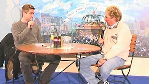 Torben Hoffmann im Hacker-Pschorr-Fantalk mit Stadionsprecher Stefan Schneider Torben Hoffmann im Hacker-Pschorr-Fantalk mit Stadionsprecher Stefan Schneider