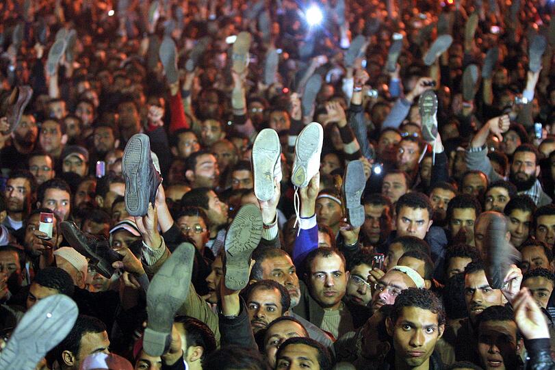 Mehr als zehntausend Menschen haben die Nacht auf dem Tahrir-Platz in Kairo verbracht. Sie harrten nach der Rede des ägyptischen Präsidenten Husni Mubarak am Abend dort aus.