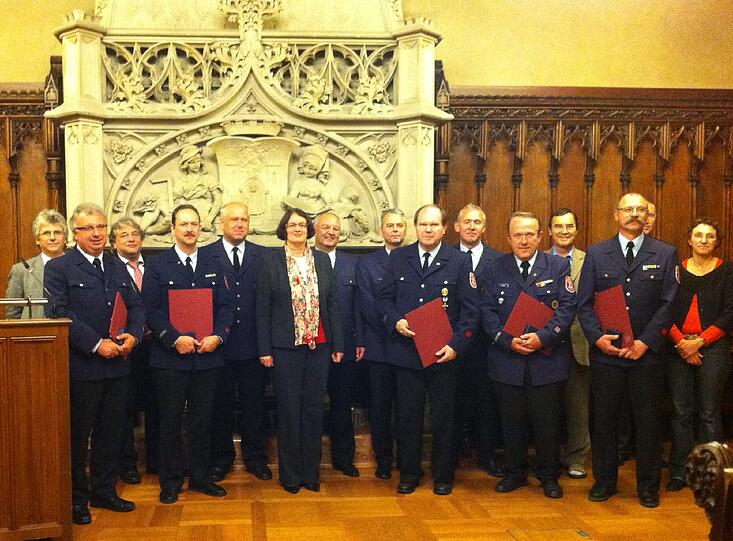 &bdquo;München leuchtet in Silber&ldquo;: 
Sieben Mitglieder der Freiwilligen Feuerwehr München erhalten im Kleinen Rathaussaal aus den Händen von Bürgermeisterin Christine Strobl die Medaille &bdquo;München leuchtet in Silber&ldquo;. Die Männer aus verschiedenen Abteilungen der Freiwilligen Feuerwehr erhalten diese Auszeichnung für ihre 30-jährige Dienstzeit.