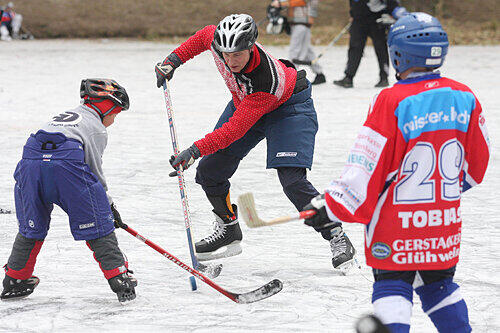 Aus Wut über ein Foul an seinem Sohn schlug und tritt der Vater am Montag einen 12-jährigen Eishockeyspieler der gegnerischen Mannschaft ins Gesicht. (Symbolbild)