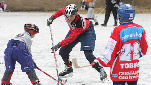 Aus Wut über ein Foul an seinem Sohn schlug und tritt der Vater am Montag einen 12-jährigen Eishockeyspieler der gegnerischen Mannschaft ins Gesicht. (Symbolbild) Aus Wut über ein Foul an seinem Sohn schlug und tritt der Vater am Montag einen 12-jährigen Eishockeyspieler der gegnerischen Mannschaft ins Gesicht. (Symbolbild)