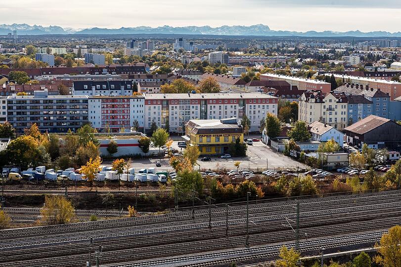 Am Hirschgarten: Aus den Wohnungen in den oberen Geschossen genießt man einen herrlichen Panoramablick auf die Umgebung &ndash; bis hin zu den Bergen.