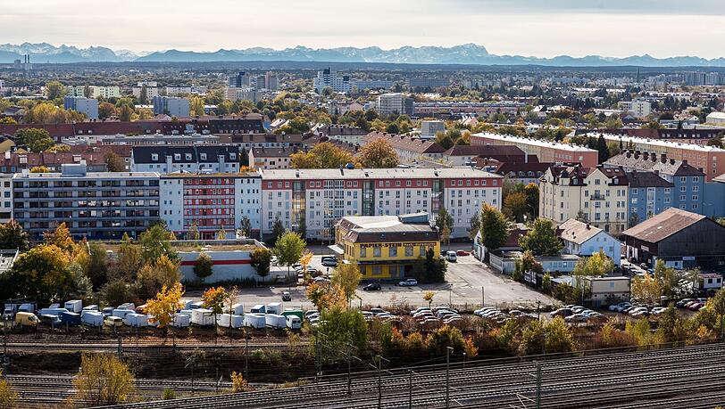 Am Hirschgarten: Aus den Wohnungen in den oberen Geschossen genießt man einen herrlichen Panoramablick auf die Umgebung &ndash; bis hin zu den Bergen.