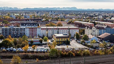 Am Hirschgarten: Aus den Wohnungen in den oberen Geschossen genießt man einen herrlichen Panoramablick auf die Umgebung &ndash; bis hin zu den Bergen.
