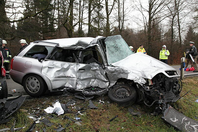 Auf der Staatsstraße 2359 krachten zwei Autos ineinander. Die Bilder vom Unfallort.