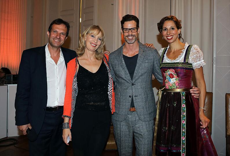 Und sie entschieden: Die gut gelaunte Jury mit AZ-Chefredakteur Arno Makowsky, Sonja Ostrowski von &bdquo;Louisa Models&ldquo;, Fotograf Andreas Ortner und Designerin Lola Paltinger (v.l.).