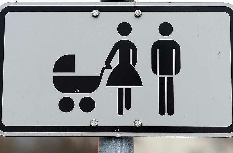 Ein alkoholisiertes Paar hat das eigene Baby aus dem Kinderwagen stürzen lassen.