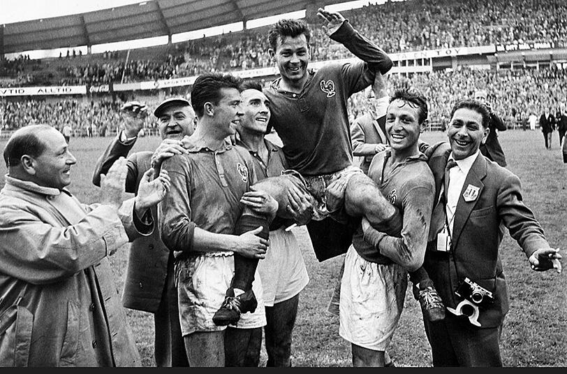 28. Juni 1958 in Göteborg/Schweden Frankreich - Deutschland 6:3 (WM, Spiel um Platz drei): An diesem Tag spielte Deutschland fast nur gegen einen, Just Fontaine - und verlor das Spiel um Platz drei bei der WM in Schweden gegen Frankreich mit 3:6. Fontaine erzielte vier der sechs französischen Tore. 13 Treffer schoss Fontaine damals in nur sechs WM-Spielen und stellte damit einen Rekord auf, den nicht einmal Bomber Gerd Müller knacken konnte.