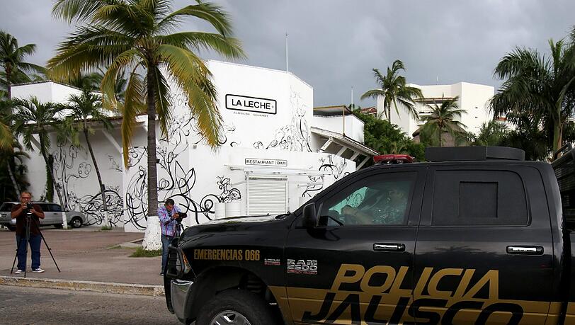 Bewaffnete stürmen ein Restaurant in Puerto Vallarta und entführen mindestens zehn Menschen. Foto: Ulises Ruiz Basurto Bewaffnete stürmen ein Restaurant in Puerto Vallarta und entführen mindestens zehn Menschen. Foto: Ulises Ruiz Basurto