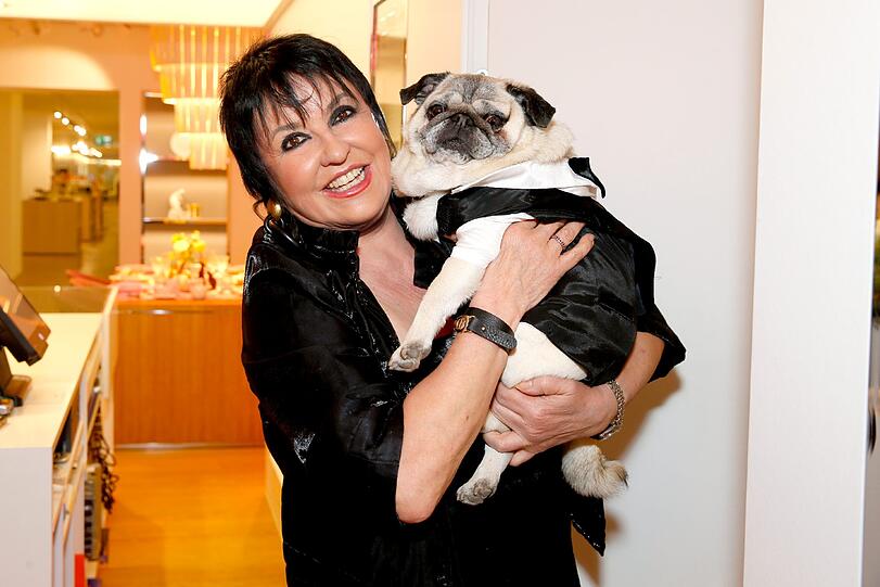 Uschi Ackermann und Mops Sir Henry