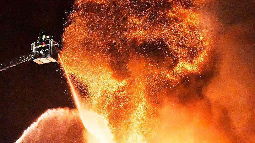 Flammeninferno in Icking - die Bilder vom Feuerwehreinsatz in der Nacht.