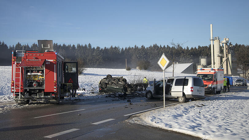 Beide Autos sind vollkommen zerstört, die Fahrer erlitten schwerste Verletzungen. Die Bilder vom Unfallort in Nußdorf.