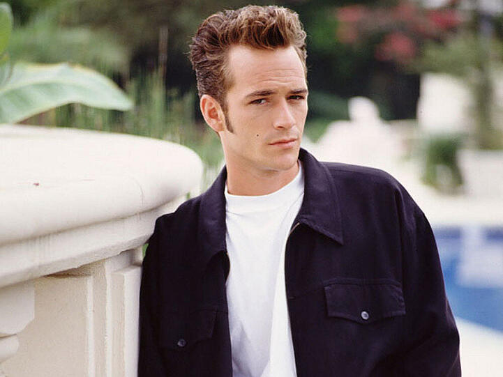 Brendas bessere Hälfte Dylan spielte Luke Perry (48). Mit seinem schnittigen Porsche und seinem coolen Look gehörte er zu den Lieblingen der Serie. Perry stieg in der sechsten Staffel aus, kehrte dann aber für Staffel neun und zehn zurück.