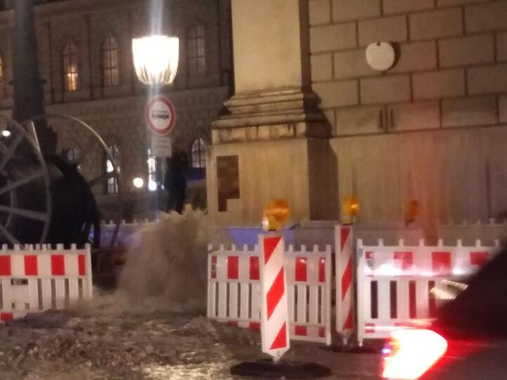 Ein Wasserrohrbruch hat die Maximilianstraße überflutet. Die Bilder.