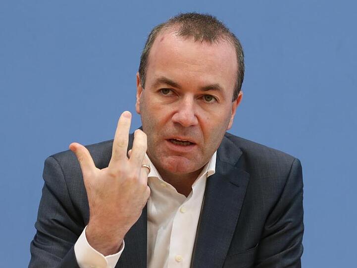 Manfred Weber (CSU), EVP-Fraktionsvorsitzender im Europäischen Parlament, beantwortet von Journalisten. Foto: Wolfgang Kumm