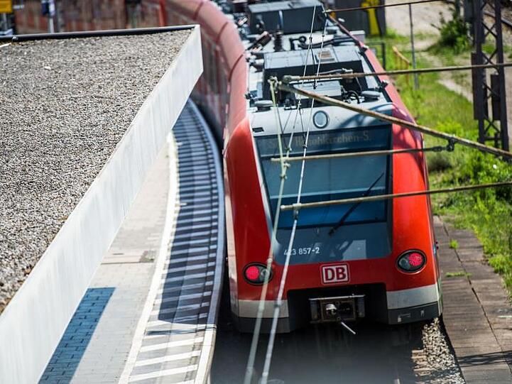 Ein Wagen der S-Bahn München fährt über die Schienen. Foto: Lino Mirgeler/Archivbild