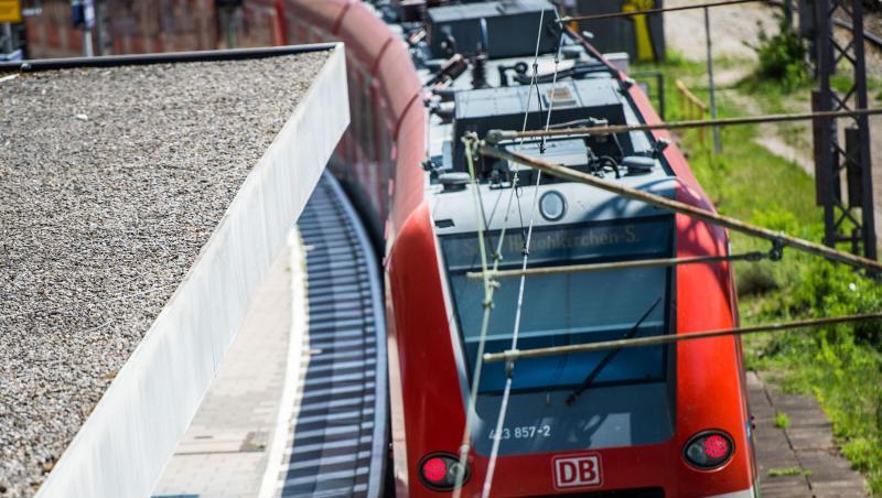 Ein Wagen der S-Bahn München fährt über die Schienen. Foto: Lino Mirgeler/Archivbild
